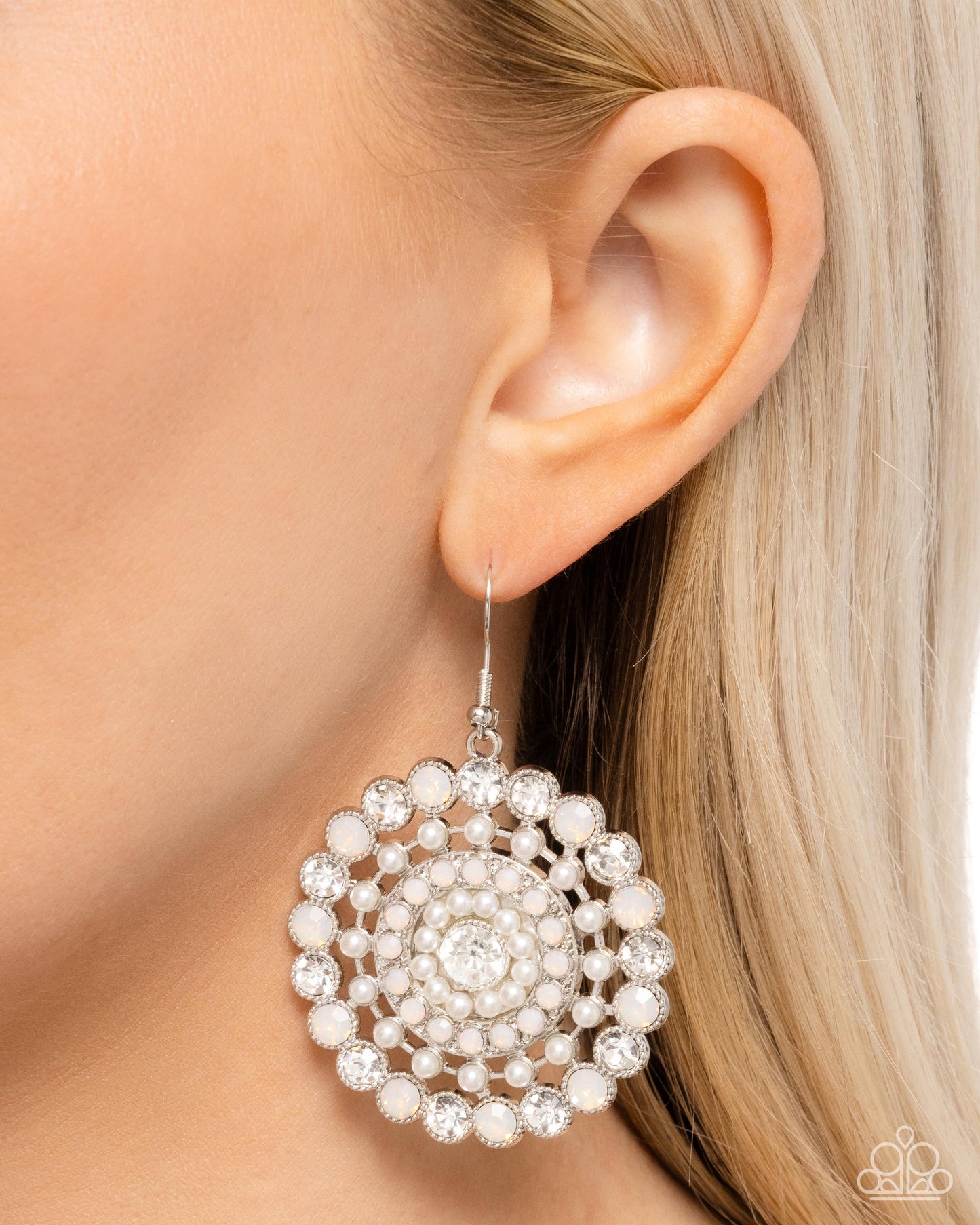Wreathed Wonderland - White